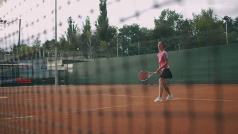 Tennisspielerin-Schlägt-Den-Ball